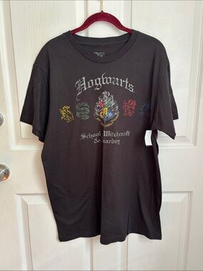 NEW The Wizarding World of Harry Potter Hogwarts Crest Black Short Sleeve Tee L